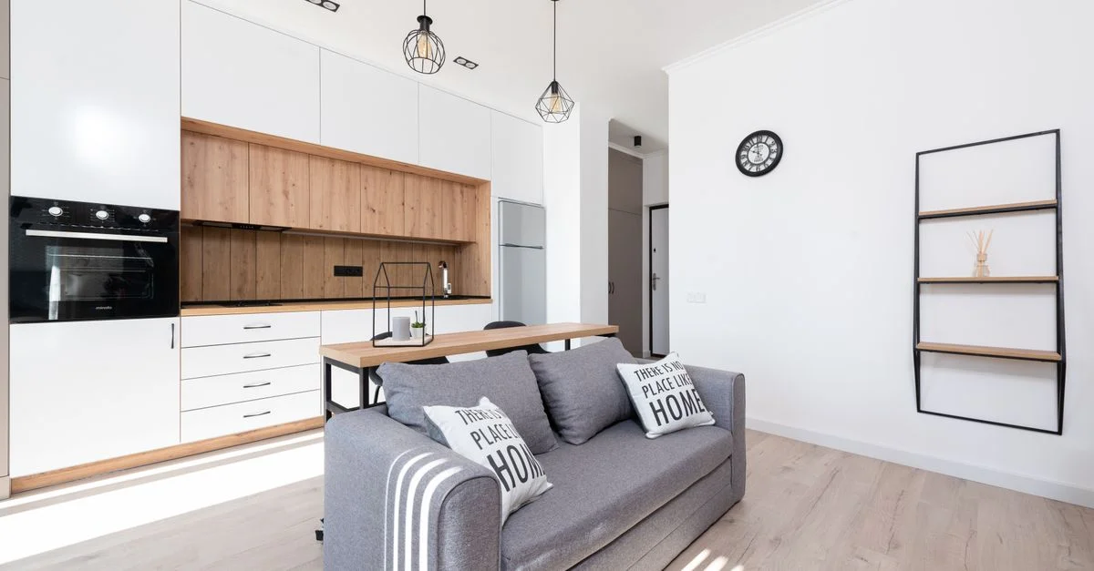 Cuisine et salon à concept ouvert contemporains avec un décor minimaliste et des meubles élégants.