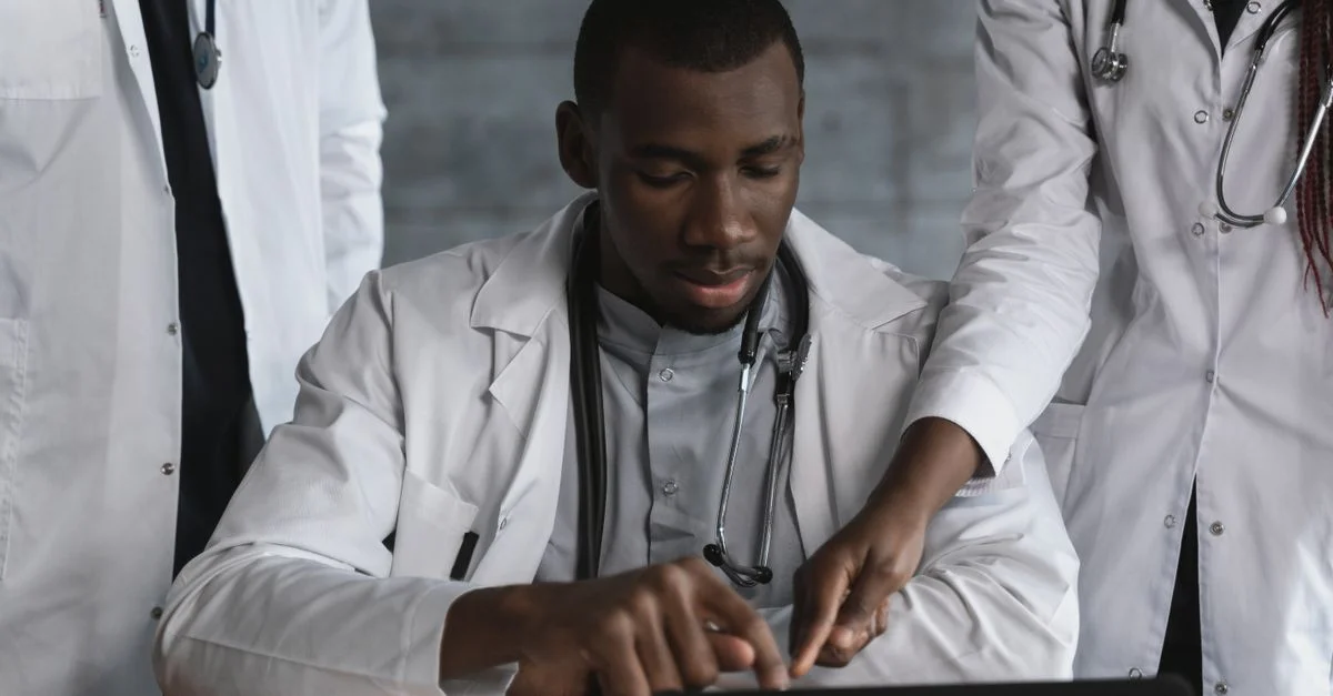 Médecins en discussion sur un projet de recherche médicale dans un environnement clinique.