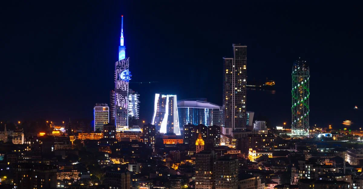 Superbe vue nocturne de l'horizon illuminé de Batoumi, mettant en valeur l'architecture moderne et les lumières vives de la ville.