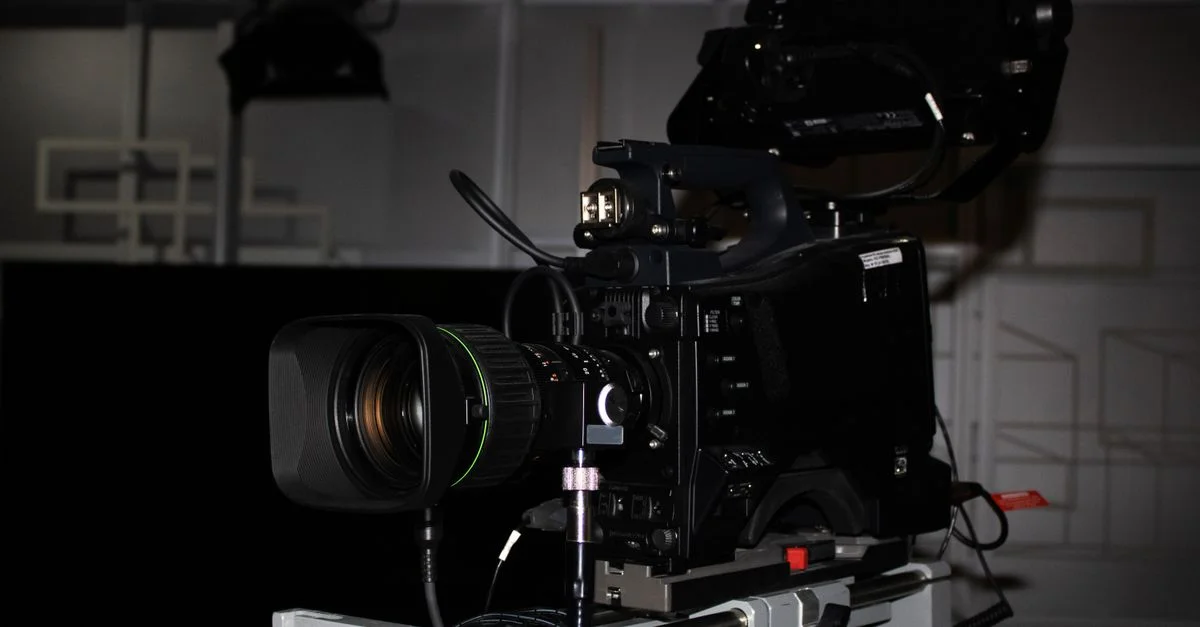Gros plan d'un rig de caméra vidéo professionnel dans un environnement de studio, mettant en avant sa complexité.