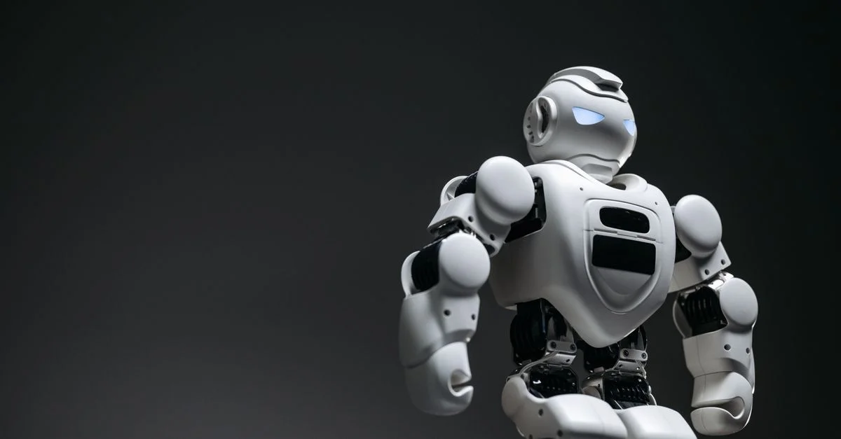 Un robot futuriste, capturé dans un gros plan en studio, mettant en avant l'innovation et le design.